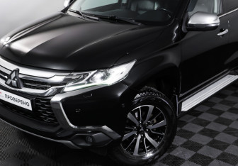 Подержанный автомобиль Mitsubishi Pajero Sport 2017 года (24 фото)