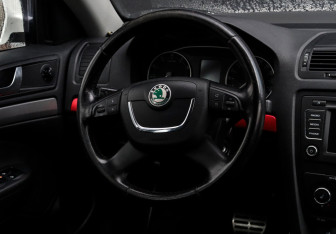 Подержанный автомобиль Skoda Octavia Liftback 2012 года (13 фото)