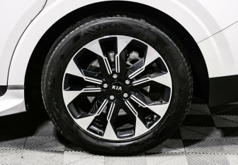 Подержанный автомобиль Kia Carnival 2020 года (8 фото)