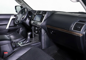 Подержанный автомобиль Toyota Land Cruiser Prado 2018 года (10 фото)