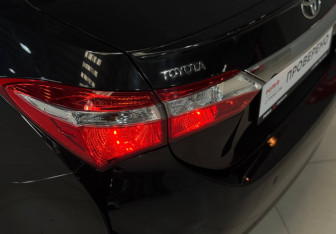Подержанный автомобиль Toyota Corolla Sedan 2013 года (16 фото)