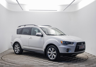 Подержанный автомобиль Mitsubishi Outlander 2011 года (3 фото)