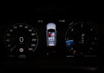 Подержанный автомобиль Volvo XC90 2015 года (15 фото)