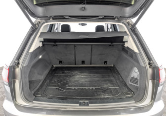 Подержанный автомобиль Volkswagen Touareg 2019 года (10 фото)