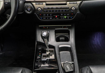 Подержанный автомобиль Lexus ES 2013 года (9 фото)