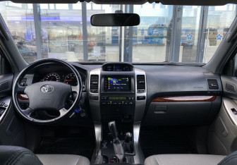 Подержанный автомобиль Toyota Land Cruiser Prado 2004 года (11 фото)