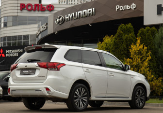 Подержанный автомобиль Mitsubishi Outlander 2022 года (4 фото)