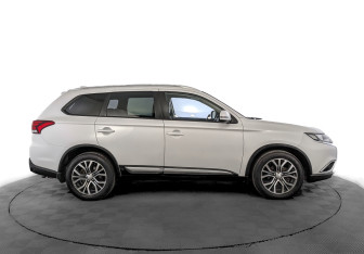 Подержанный автомобиль Mitsubishi Outlander 2018 года (4 фото)