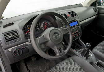 Подержанный автомобиль Volkswagen Jetta Sedan 2010 года (13 фото)