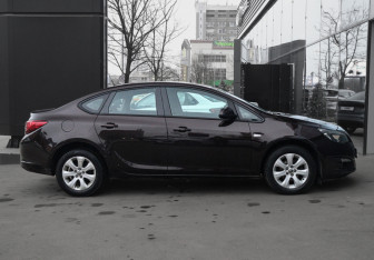 Подержанный автомобиль Opel Astra Sedan 2014 года (4 фото)