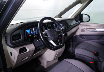 Подержанный автомобиль Volkswagen Multivan 2022 года (15 фото)