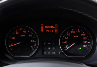 Подержанный автомобиль Renault Sandero 2011 года (15 фото)