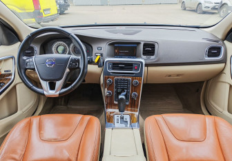 Подержанный автомобиль Volvo S60 2011 года (10 фото)