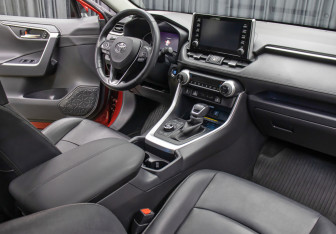 Подержанный автомобиль Toyota RAV4 2021 года (11 фото)