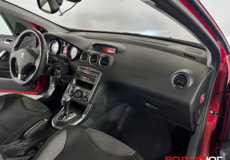 Подержанный автомобиль Peugeot 308 Hatchback 2010 года (9 фото)
