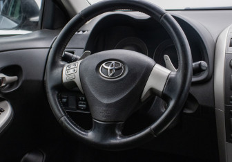 Подержанный автомобиль Toyota Corolla Sedan 2008 года (15 фото)