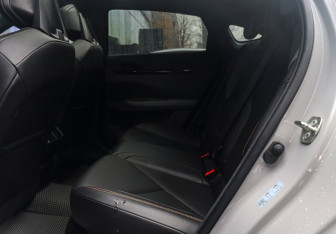 Подержанный автомобиль Changan UNI-V 2023 года (10 фото)