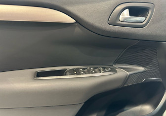 Подержанный автомобиль Citroen C4 Hatchback 2012 года (16 фото)
