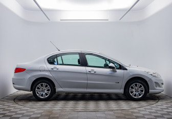 Подержанный автомобиль Peugeot 408 2014 года (4 фото)