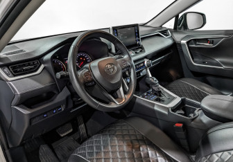 Подержанный автомобиль Toyota RAV4 2021 года (15 фото)