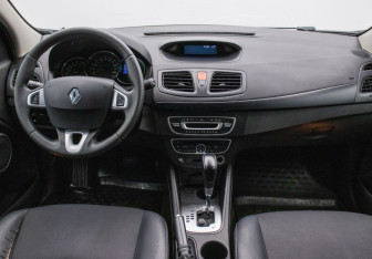 Подержанный автомобиль Renault Fluence 2010 года (13 фото)