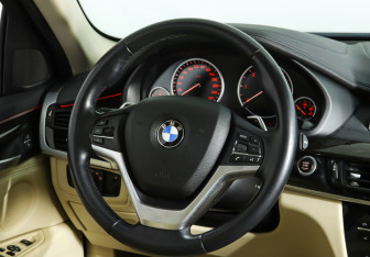 Подержанный автомобиль BMW X6 2015 года (16 фото)