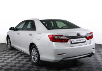 Подержанный автомобиль Toyota Camry Sedan 2012 года (7 фото)