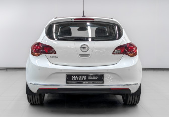 Подержанный автомобиль Opel Astra Hatchback 2012 года (6 фото)