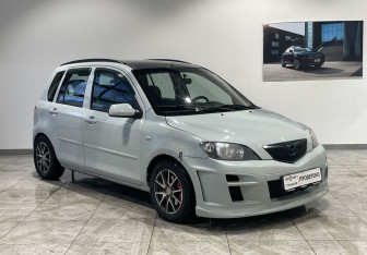 Подержанный автомобиль Mazda 2 Hatchback 2004 года (3 фото)
