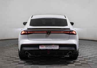Подержанный автомобиль Changan UNI-V 2023 года (6 фото)