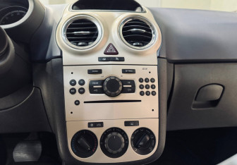 Подержанный автомобиль Opel Corsa 2006 года (11 фото)