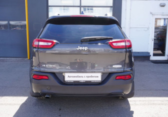 Подержанный автомобиль Jeep Cherokee 2014 года (6 фото)