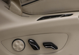 Подержанный автомобиль Voyah Dream 2023 года (19 фото)