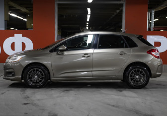 Подержанный автомобиль Citroen C4 Hatchback 2011 года (8 фото)