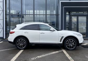 Подержанный автомобиль Infiniti QX70 2016 года (4 фото)
