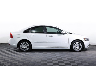 Подержанный автомобиль Volvo S40 2010 года (4 фото)