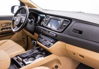 Подержанный автомобиль Kia Carnival 2016 года (8 фото)