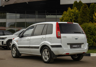 Подержанный автомобиль Ford Fusion 2008 года (5 фото)