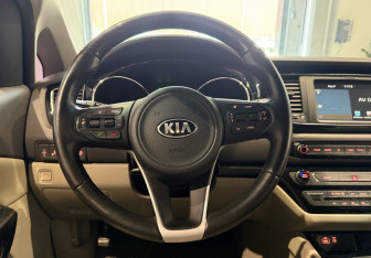 Подержанный автомобиль Kia Carnival 2017 года (15 фото)
