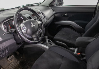 Подержанный автомобиль Mitsubishi Outlander 2008 года (10 фото)