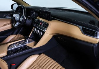 Подержанный автомобиль Genesis G70 2021 года (11 фото)