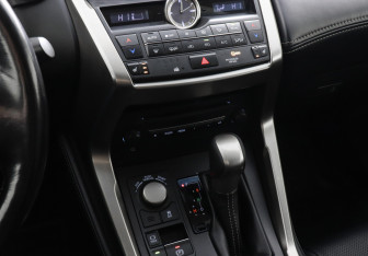Подержанный автомобиль Lexus NX 2016 года (14 фото)