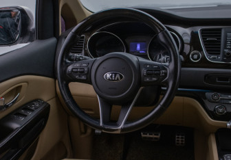 Подержанный автомобиль Kia Carnival 2018 года (15 фото)
