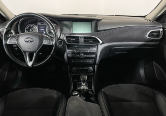 Подержанный автомобиль Infiniti Q30 2016 года (12 фото)