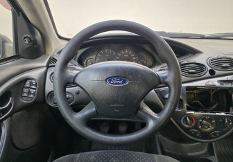 Подержанный автомобиль Ford Focus Sedan 2003 года (12 фото)