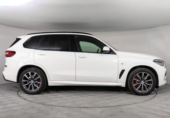 Подержанный автомобиль BMW X5 2022 года (6 фото)