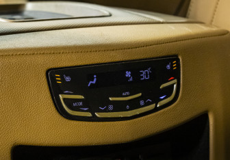 Подержанный автомобиль Cadillac Escalade Suv 2016 года (23 фото)