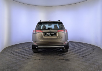 Подержанный автомобиль Toyota RAV4 2018 года (6 фото)