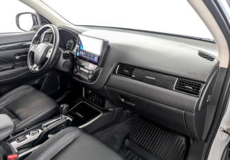 Подержанный автомобиль Mitsubishi Outlander 2017 года (11 фото)