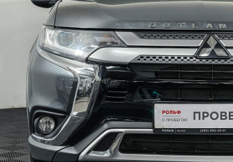 Подержанный автомобиль Mitsubishi Outlander 2018 года (15 фото)
